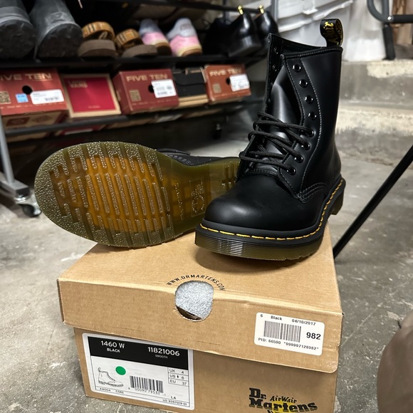 NWT Dr. Martens 1460 W (Black Nappa Leather) Women's Lace-Up Boots - Picture 3 of 4